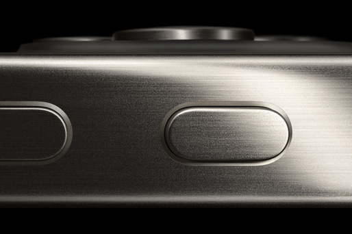 Close-up van de zijkant van iPhone 15 Pro, met de titanium band, actieknop en volumeknop in beeld