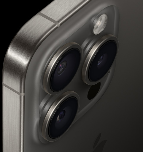 Az iPhone 15 Pro hátoldalának felső részét bemutató nézet, amelyen látszik a titánszegély