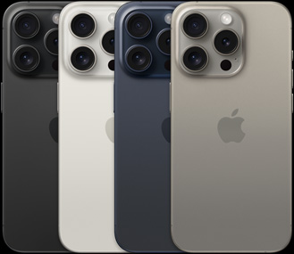 Pohľad zozadu na iPhone 15 Pro v štyroch rôznych farbách 