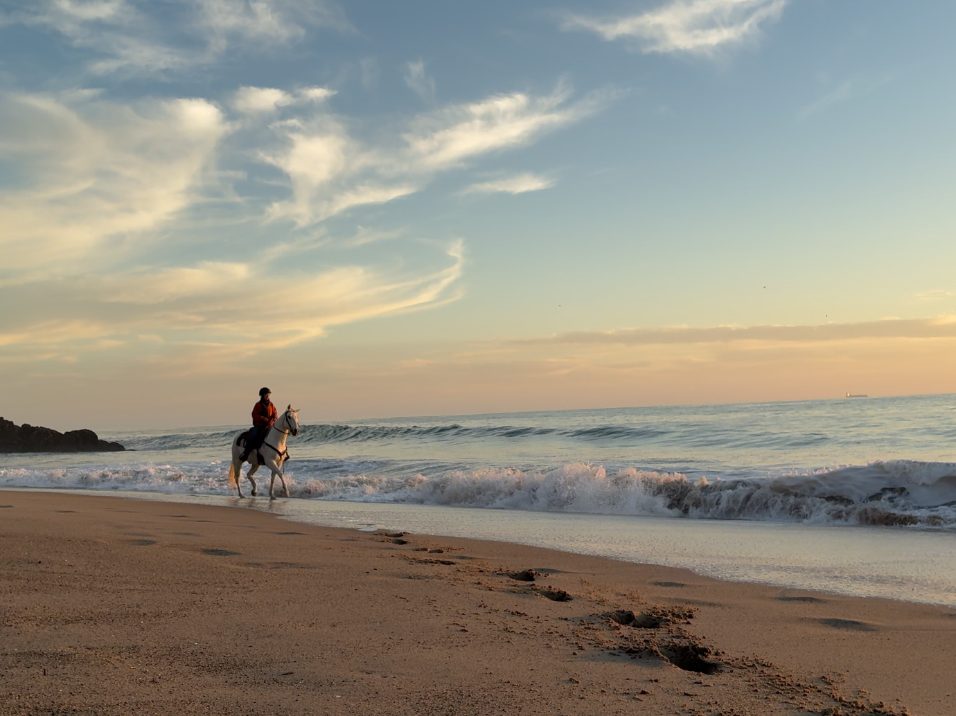 Un fermo immagine del video 4K di una persona a cavallo, registrato su iPhone 16e.
