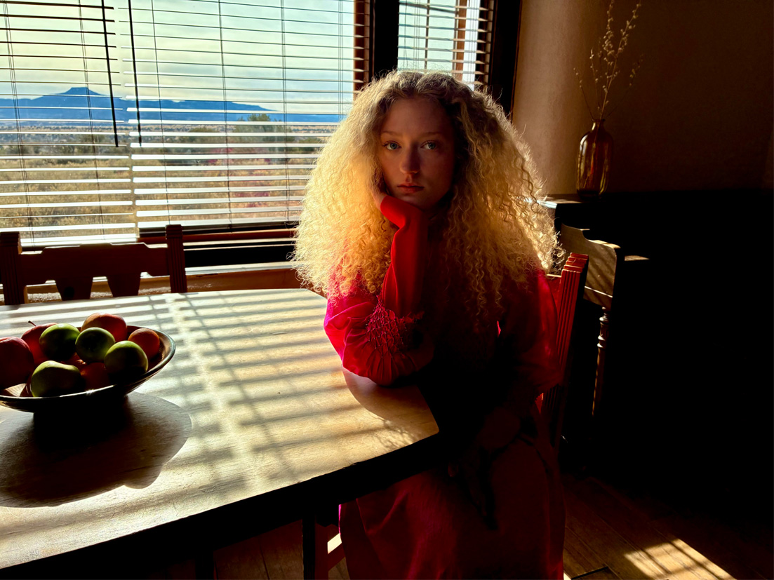 Una foto di una persona che mostra la resa migliore con poca luce.