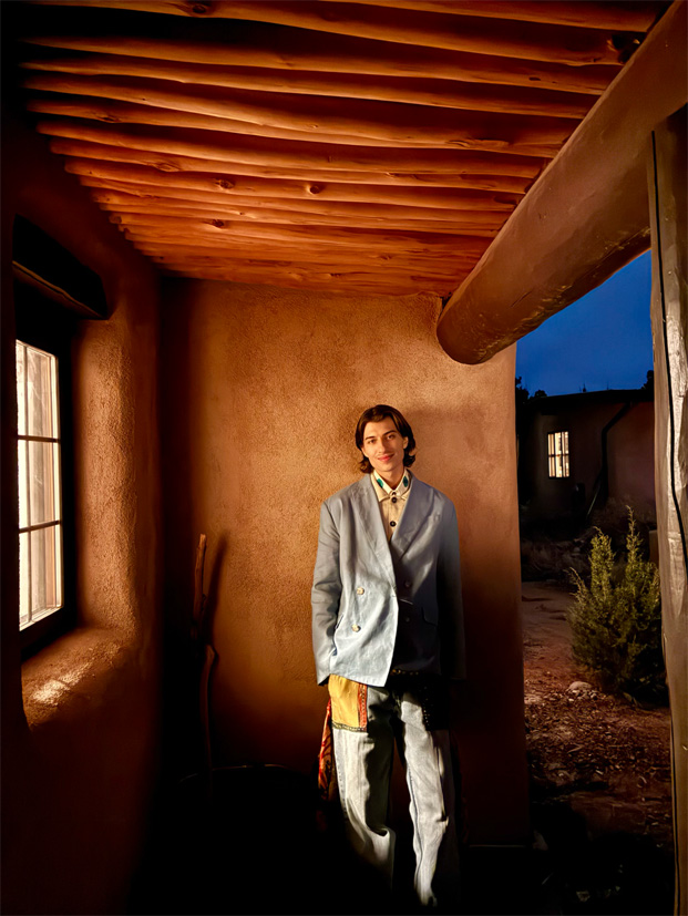 Una foto di una persona scattata con la modalità Notte della fotocamera.