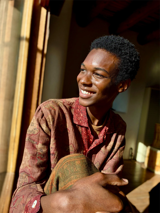 Una foto di una persona scattata con la modalità Ritratto della fotocamera.