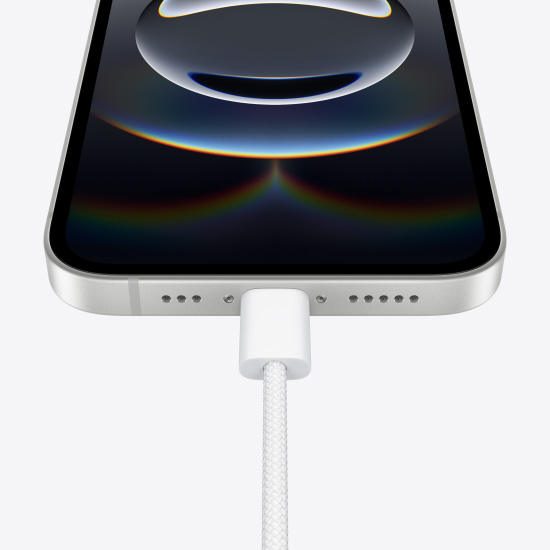 Un dettaglio della porta USB-C di iPhone 16e.