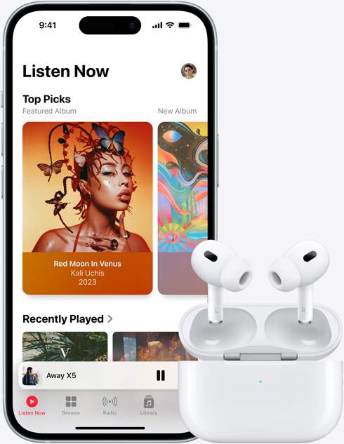 Изображение на iPhone 15, на който върви песен в Apple Music, до чифт AirPods.