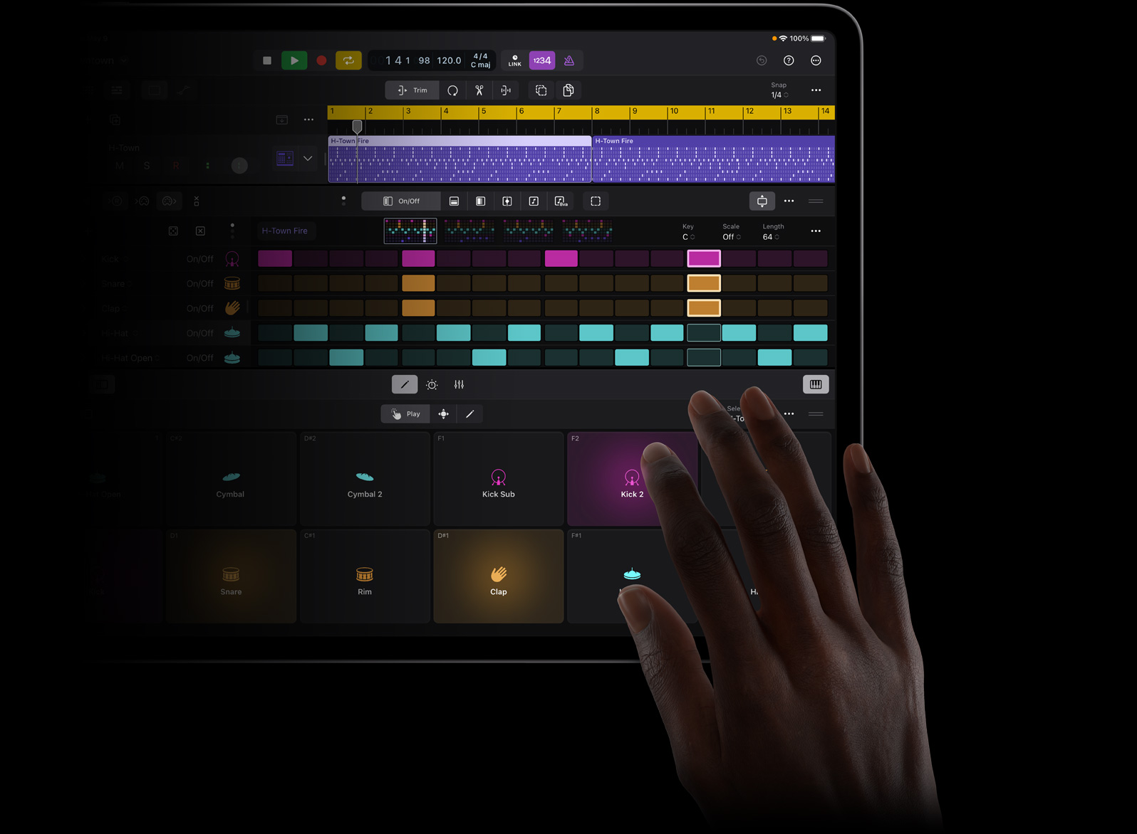 iPad Proのスクリーンを指でタッチして、iPad Pro上のLogic Proでサウンドビートを作成している。