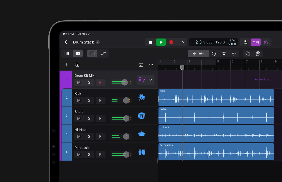 Interface de usuário com faixas de performance agrupadas, organizadas e consolidadas no Logic Pro para iPad.