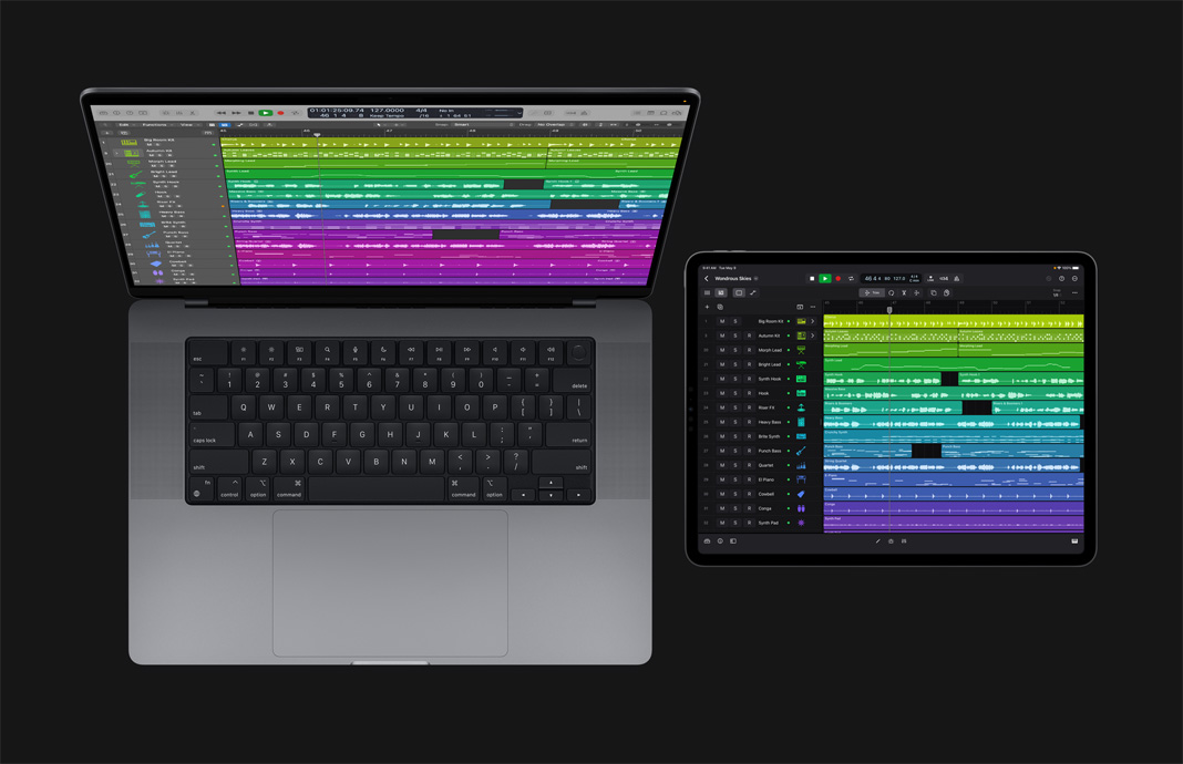 iPad Pro와 MacBook Pro가 나란히 놓여 있고 두 기기의 화면 모두에 Logic Pro가 실행되는 모습.