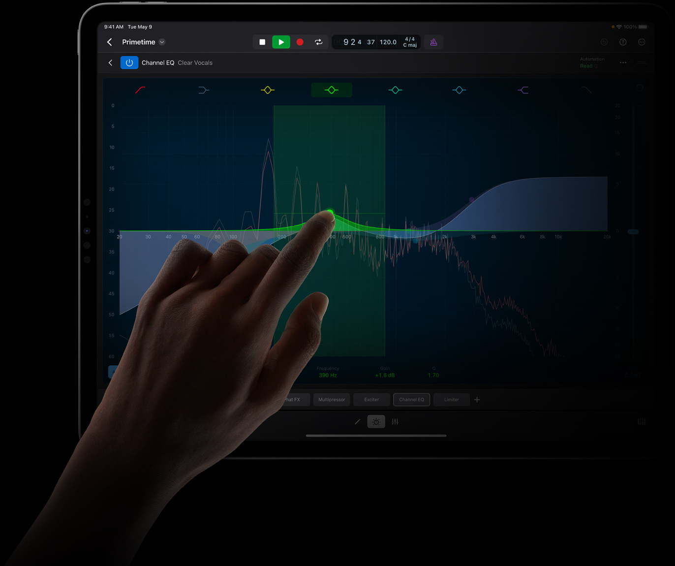 iPad Proのスクリーンを指でタッチして、iPad Pro上のLogic Proで音波を編集している。