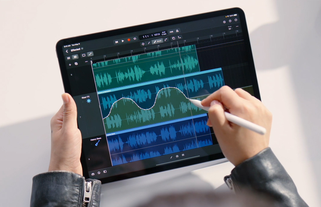 iPadのためのLogic ProでApple Pencilを使ってサウンドクリップを編集している。