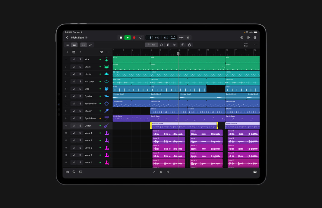 Imagem da navegação por um projeto com várias faixas do Logic Pro no iPad Pro.