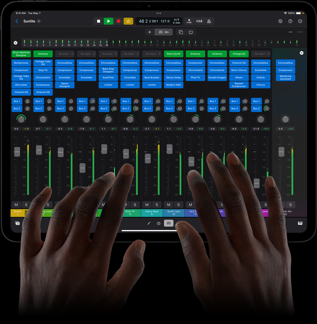 雙手在 iPad Pro 上觸控，正在使用 iPad 版 Logic Pro 功能齊全的混音器。