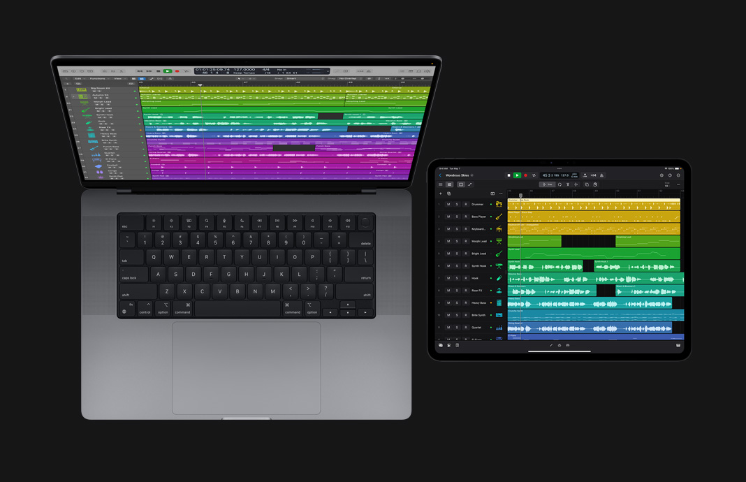 iPad Pro 和 MacBook Pro 並排，兩部裝置的螢幕均顯示 Logic Pro。