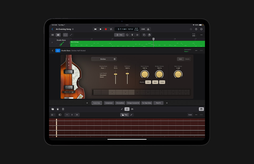 iPad Pro 展示在 iPad 版 Logic Pro 中使用 Studio Bass 進行各項自訂。