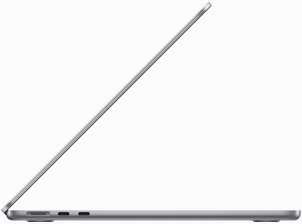 Pohľad zboku na MacBook Air v kozmickej sivej farbe