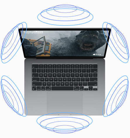 MacBook Air sett forfra med en illustrasjon som viser hvordan romtilpasset lyd fungerer under en filmvisning