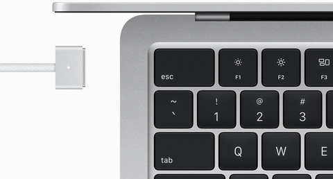 銀色 MacBook Air 及襯色的 MagSafe 連接線