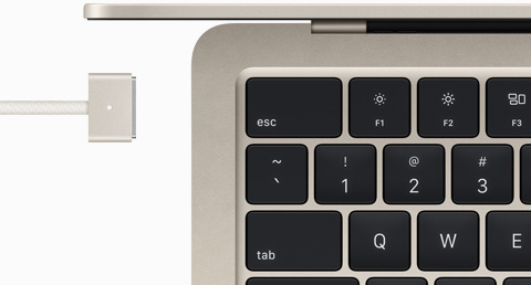 星光色 MacBook Air 及襯色的 MagSafe 連接線