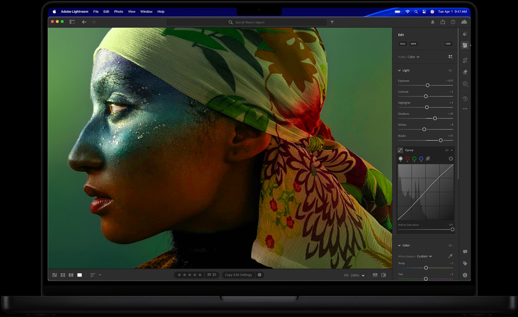 Schermata di MacBook Pro con il ritocco della foto di una donna su Adobe Lightroom