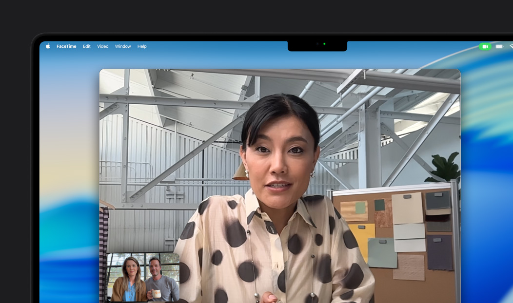 Videochiamata su MacBook Pro in cui una donna parla con due persone; grazie alla videocamera Center Stage resta al centro dell’inquadratura