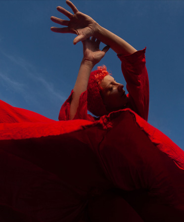 Una persona vestita di rosso che balla