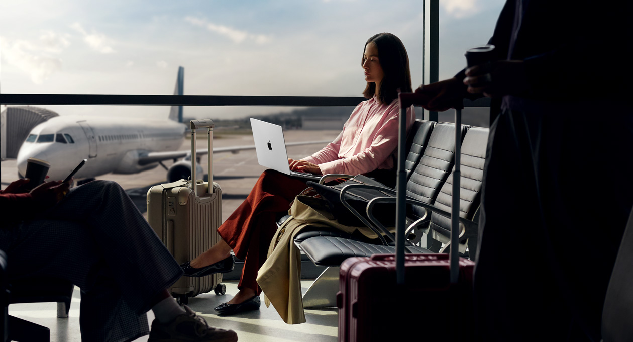 Una persona che sta usando un MacBook Pro in un aeroporto