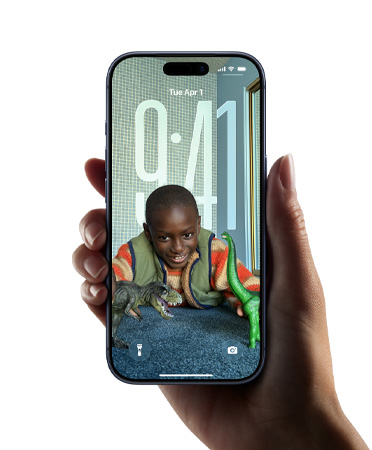 Een hand houdt een iPhone vast waarop het nieuwe Liquid Glass-design te zien is, terwijl de tijd zich dynamisch aanpast aan het beeld op het Toegangsscherm