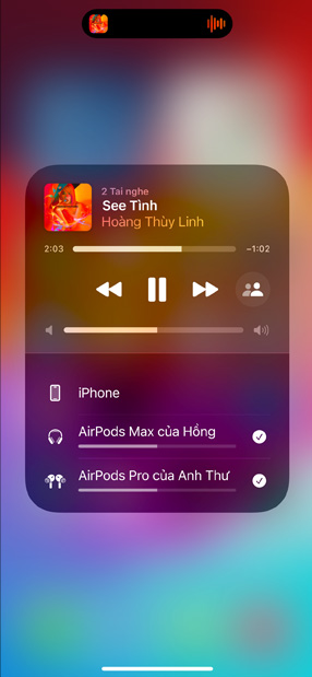Màn hình iPhone hiển thị hai bộ AirPods đang nghe “All for Nothing (I'm So in Love)” do Lauv thể hiện.