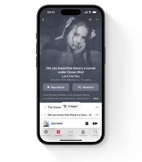 iPhone mostrando a interface do Apple Music com uma imagem de Lana Del Rey.