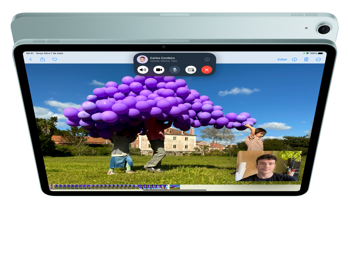 Animação da parte da frente do iPad Air. A tela mostra um usuário participando de uma chamada FaceTime e vendo fotos. Atrás está a parte de trás de outro iPad Air.