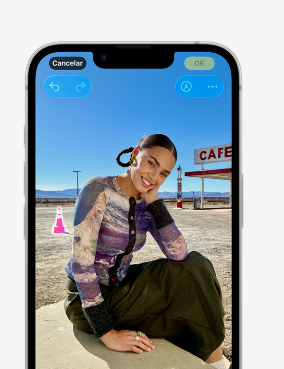 Tela do iPhone com a foto de uma pessoa sorrindo na praia, mostrando como remover um cone ao fundo com a ferramenta de Limpeza