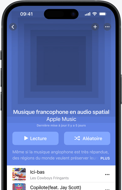 Écran d’iPhone affichant la couverture de la liste de lecture Conçu pour l’audio spatial dans l’app Apple Music