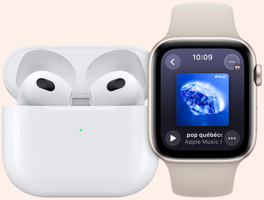 AirPods posés près d’une Apple Watch.