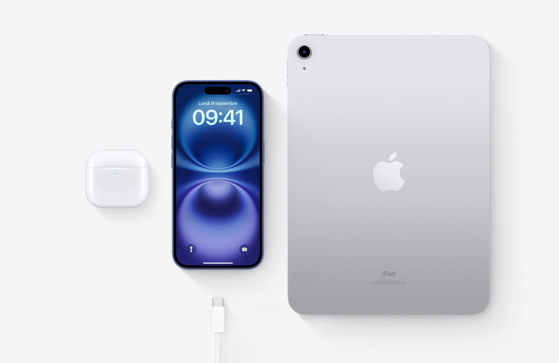 Vue en plongée des AirPods Pro, d’iPhone 15 et d’iPad, trois appareils dotés d’un connecteur USB-C qui peuvent être rechargés avec le même câble.