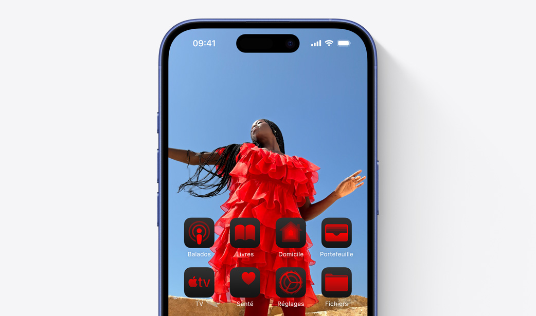 Écran d’un iPhone 16 affichant la photo d’une femme en robe rouge ainsi que des widgets dans une teinte assortie. 