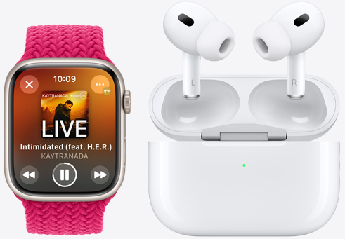Une chanson en cours de lecture affichée sur une Apple Watch Series 9 placée à coté d’AirPods Pro.