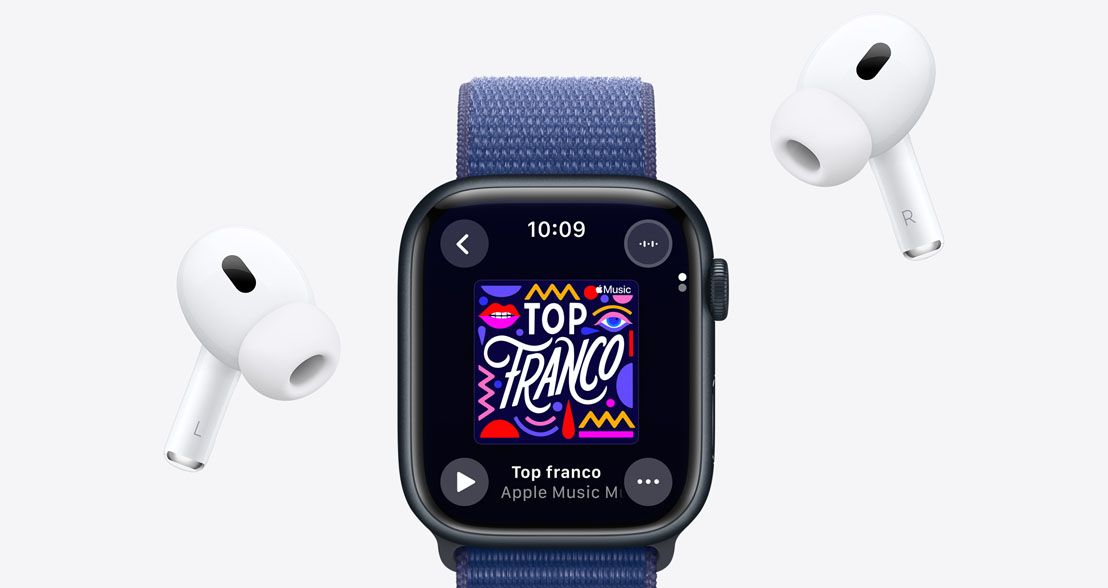 Une paire d’AirPods Pro entourant une Apple Watch Series 9 où une liste de lecture Apple Music est affichée.