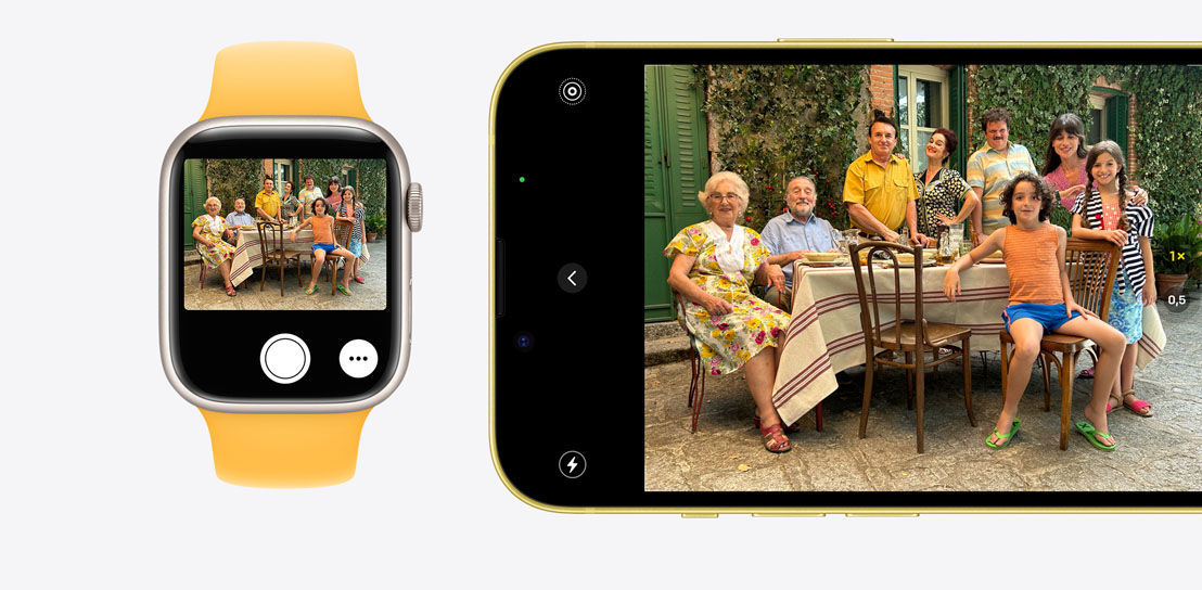 Un iPhone 15 montrant un groupe posant pour une photo, et une Apple Watch Series 9 où l’image est reproduite grâce à la fonctionnalité Télécommande de l’appareil photo.