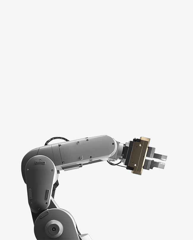 Vista parcial do braço de um robô sobre um fundo branco.