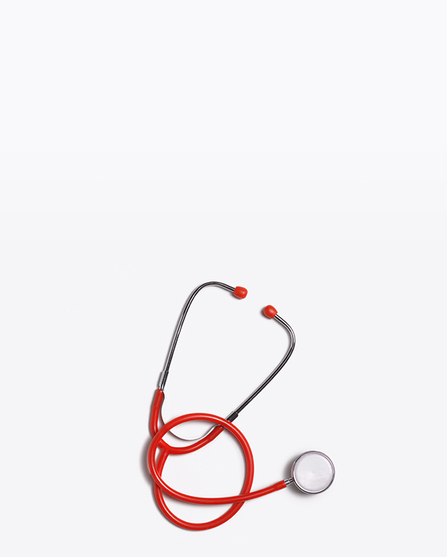 Beyaz arka plan üzerinde kırmızı stetoskop.
