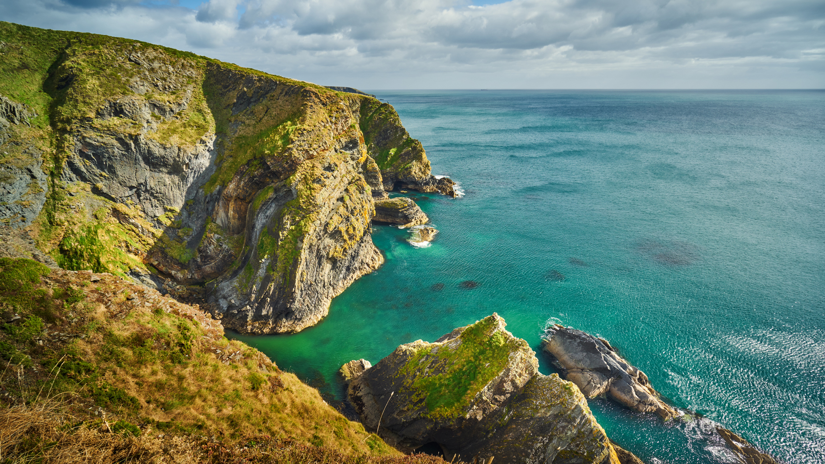 아일랜드 코크의 아름다운 경치를 자랑하는 해안 풍경.