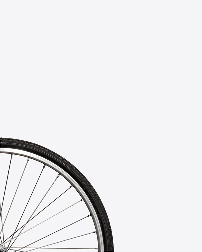 Cykelhjul mod en hvid baggrund.