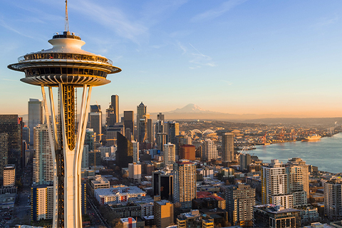 Vista aérea de la ciudad de Seattle, Washington, con el edificio Space Needle en primer plano. 