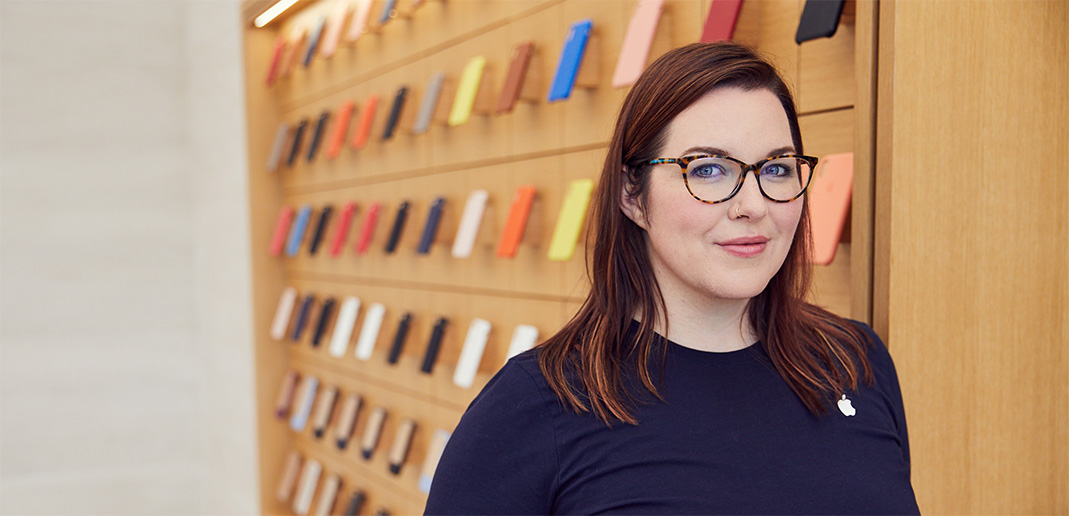 Melissa, une Genius de l’Apple Store, se tient dans la section des accessoires.