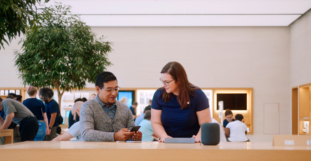 Melissa, une Genius de l’Apple Store, aide un client à résoudre un problème d’iPhone.