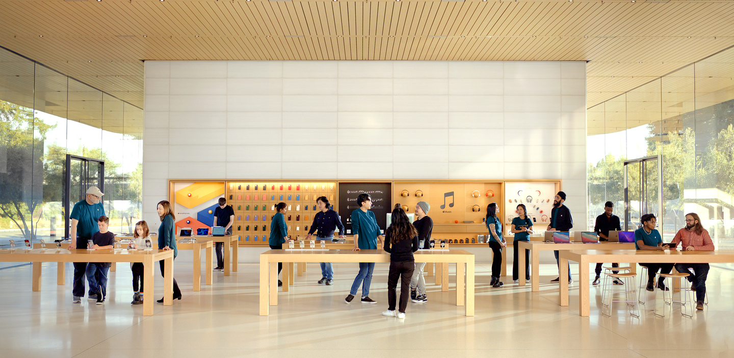 Apple Store 零售店的图片，店内员工站在不同区域。