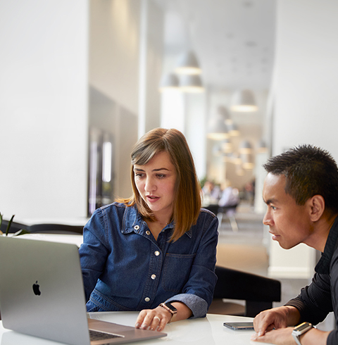 สมาชิกทีม Support และ Service ที่ Apple Cork กำลังคุยกับเพื่อนร่วมงาน