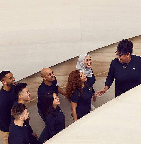 สมาชิกทีมกำลังขึ้นบันไดของร้าน Apple Store