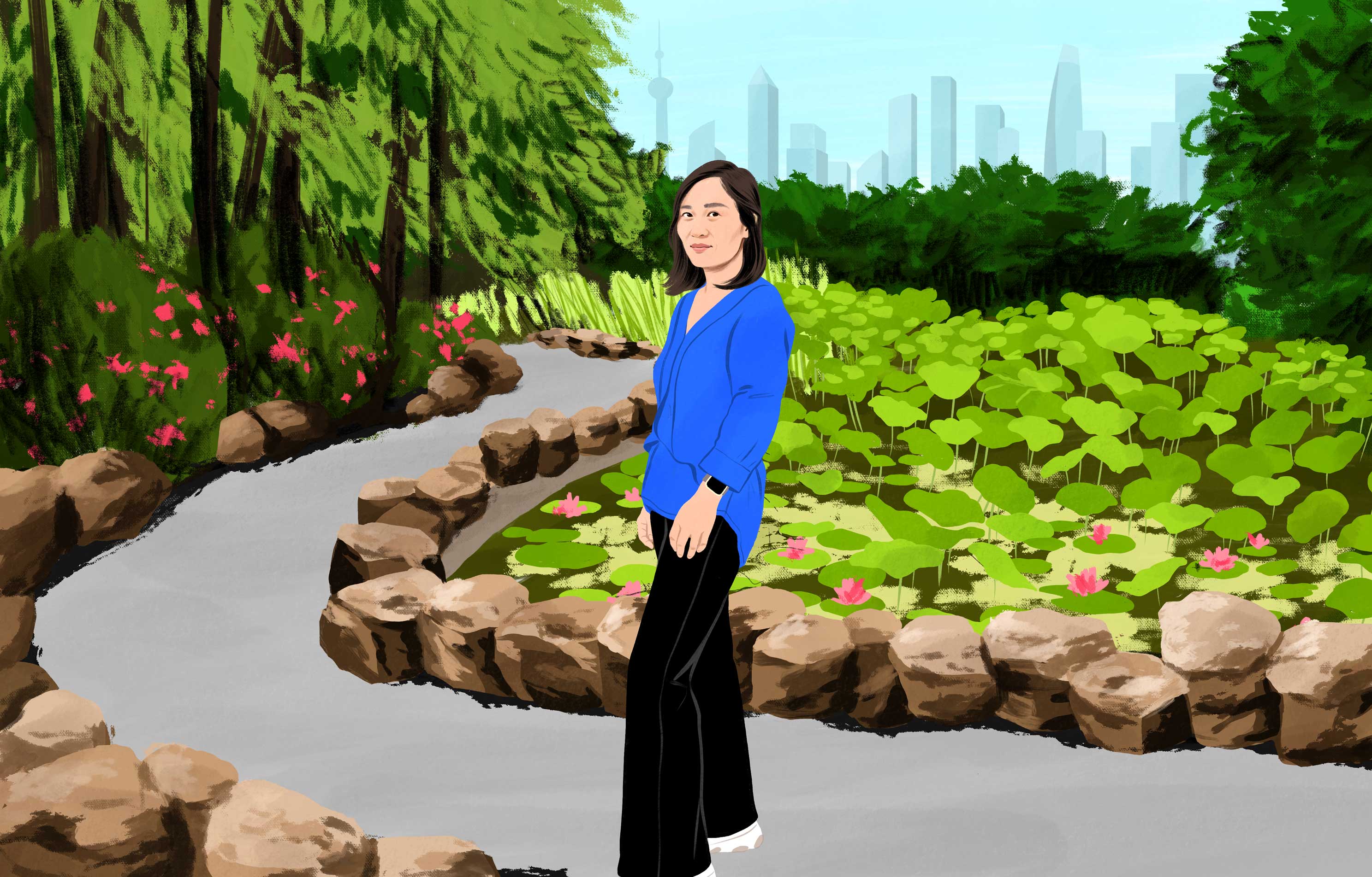 Xu sonríe mientras camina en un parque verde con edificios modernos al fondo. 