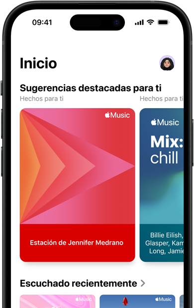 Se muestra la pantalla de la pestaña Inicio de Apple Music en un iPhone, el carrusel de Sugerencias destacadas para ti muestra las estaciones de radio y playlists personalizadas de Jennifer Medrano